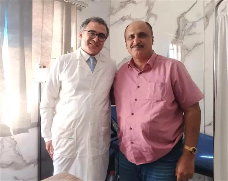 شيخ مشايخ الحوطة وتبن يشيد بـ د. أحمد أبو زامل: طبيب أعاد للطب قيمته الإنسانية