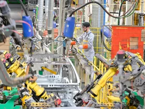 مصانع الصين تواجه رسوم ترامب رغم تباطؤ وتيرتها الإنتاجية