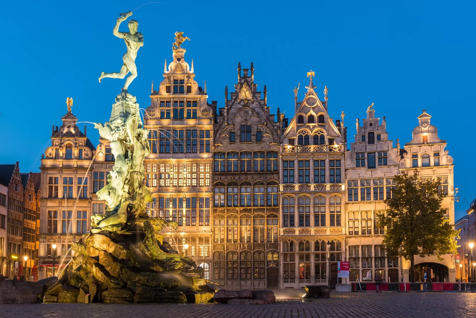 قد تحتوي الصورة على مدينة متروبوليس للهندسة المعمارية في المدينة بناء المنزل ومبنى المكاتب