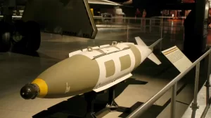 هل يجب تفجيرها أم إعادة تأهيلها؟… جدل على المنصات بشأن قنبلة إسرائيلية ضخمة في مطار صنعاء