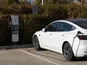 هل يمكن اعتبار السيارات الكهربائية حلاً فعالًا لمشكلة تغير المناخ؟