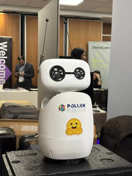 هوجينغ فيس تكشف عن روبوتين إنسانيين جديدين