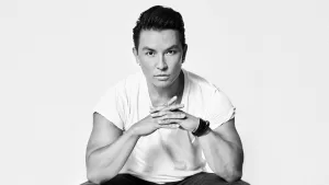 يحتفل برابال جورونج بتربيته النيبالية في مذكرات المشي مثل فتاة