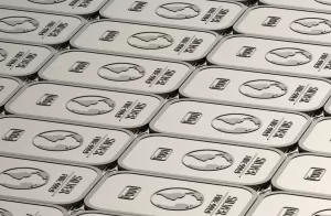 يمس سعر الفضة 33 دولارًا ، يتفوق على الذهب وسط استرداد السوق