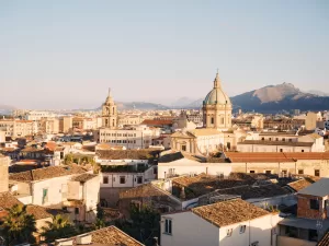 يوجد والدلتا تصلان للتو بأول رحلات غير موقوفة إلى صقلية.