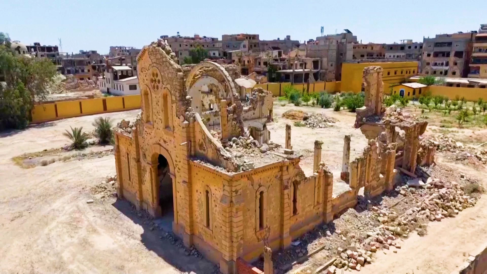 أربعة مسيحيين لا يزالون في المدينة.. جورج قسطنطين يعمل على إحياء المواطنون المسيحي في دير الزور