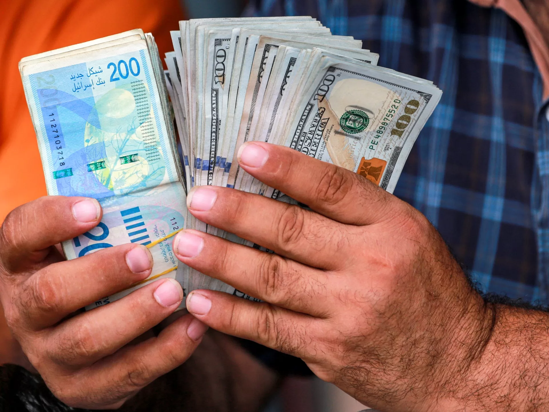 أزمة السيولة في غزة: “استراتيجية التجويع” وأداة الاحتلال السلبية من القصف إلى الجوع.