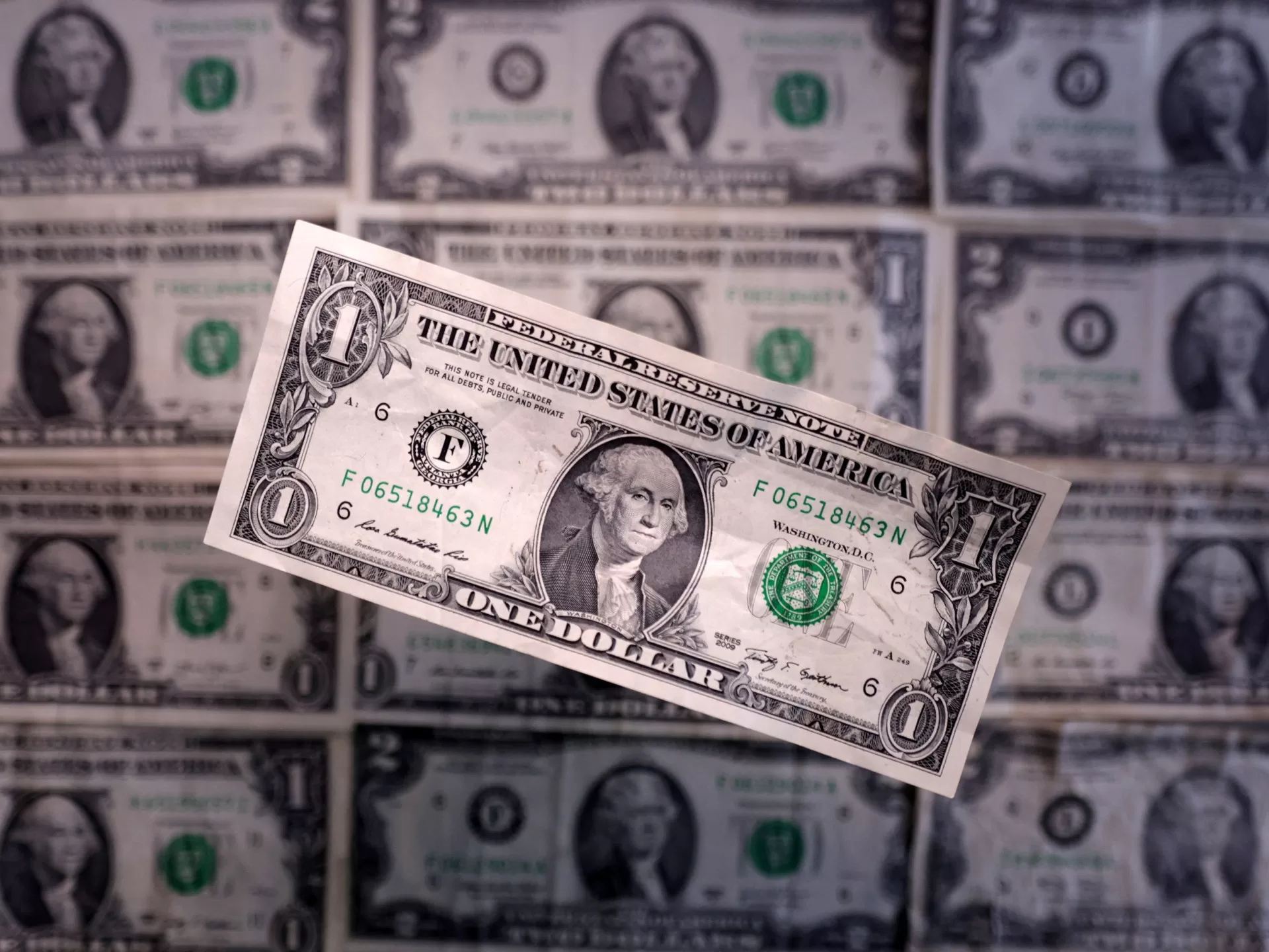 أسوأ أداء للدولار منذ 40 عاما.. 5 ركائز مؤثرة