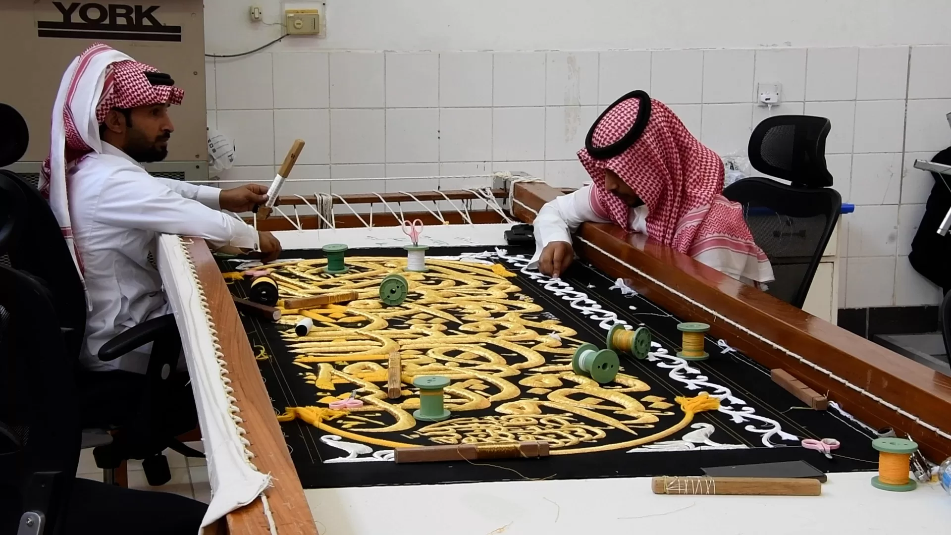 أعلى تكلفة للثوب في العالم: الجزيرة نت تتجول في مجمع الملك عبد العزيز لصناعة كسوة الكعبة
