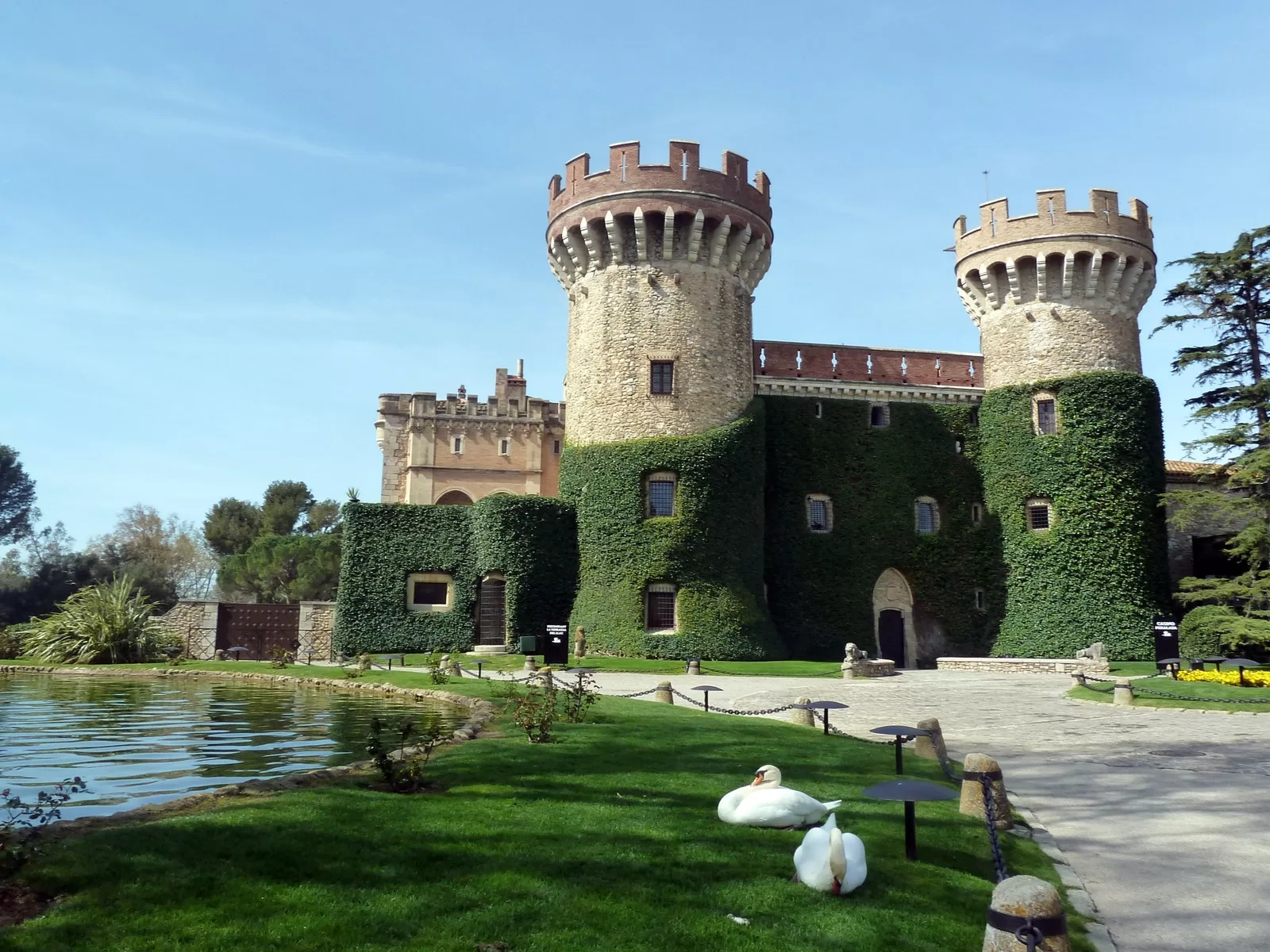 الصورة قد تحتوي على الهندسة المعمارية، مبنى، قلعة، حصن، حيوان، وطائر