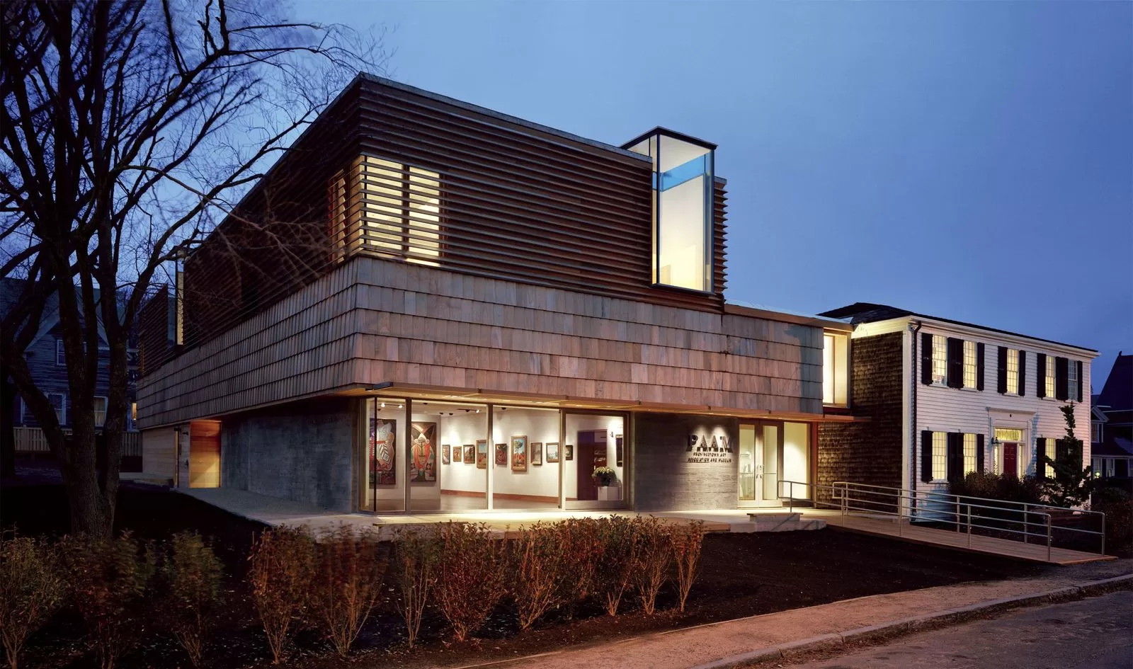 قد تحتوي الصورة على هندسة بناء مبنى مكاتب منزل سكني فيلا مدينة فندق حضري نبات وكوندو