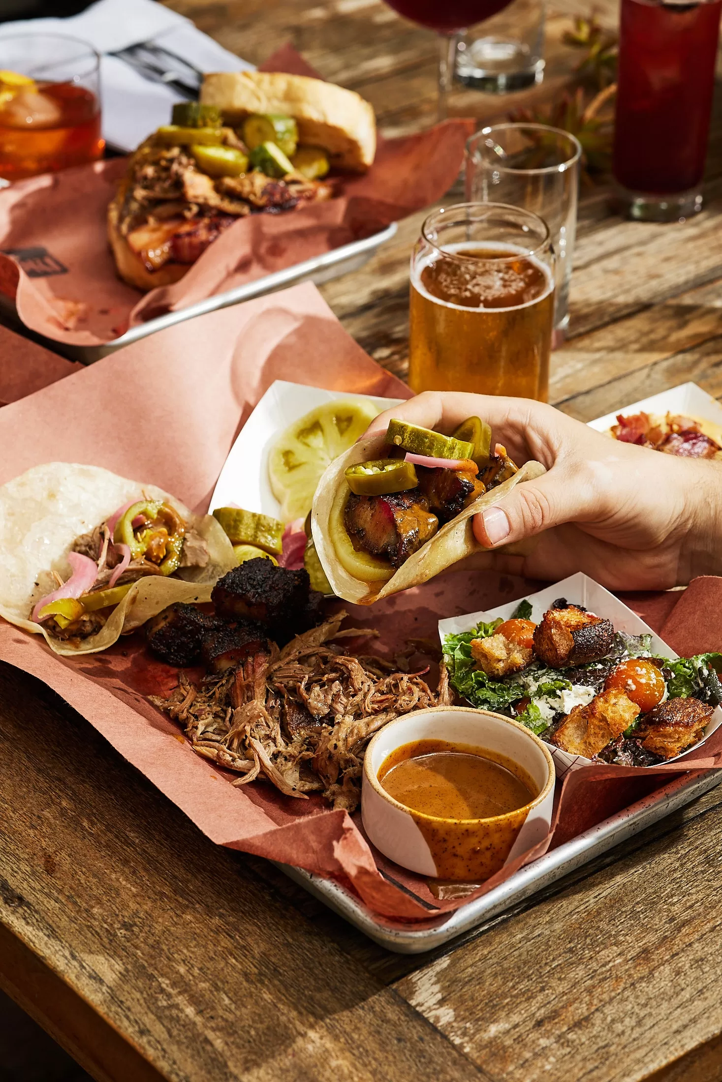 قد تحتوي الصورة على طعام برانش تقديم طعام كوب همبرغر طفل خبز وصحن