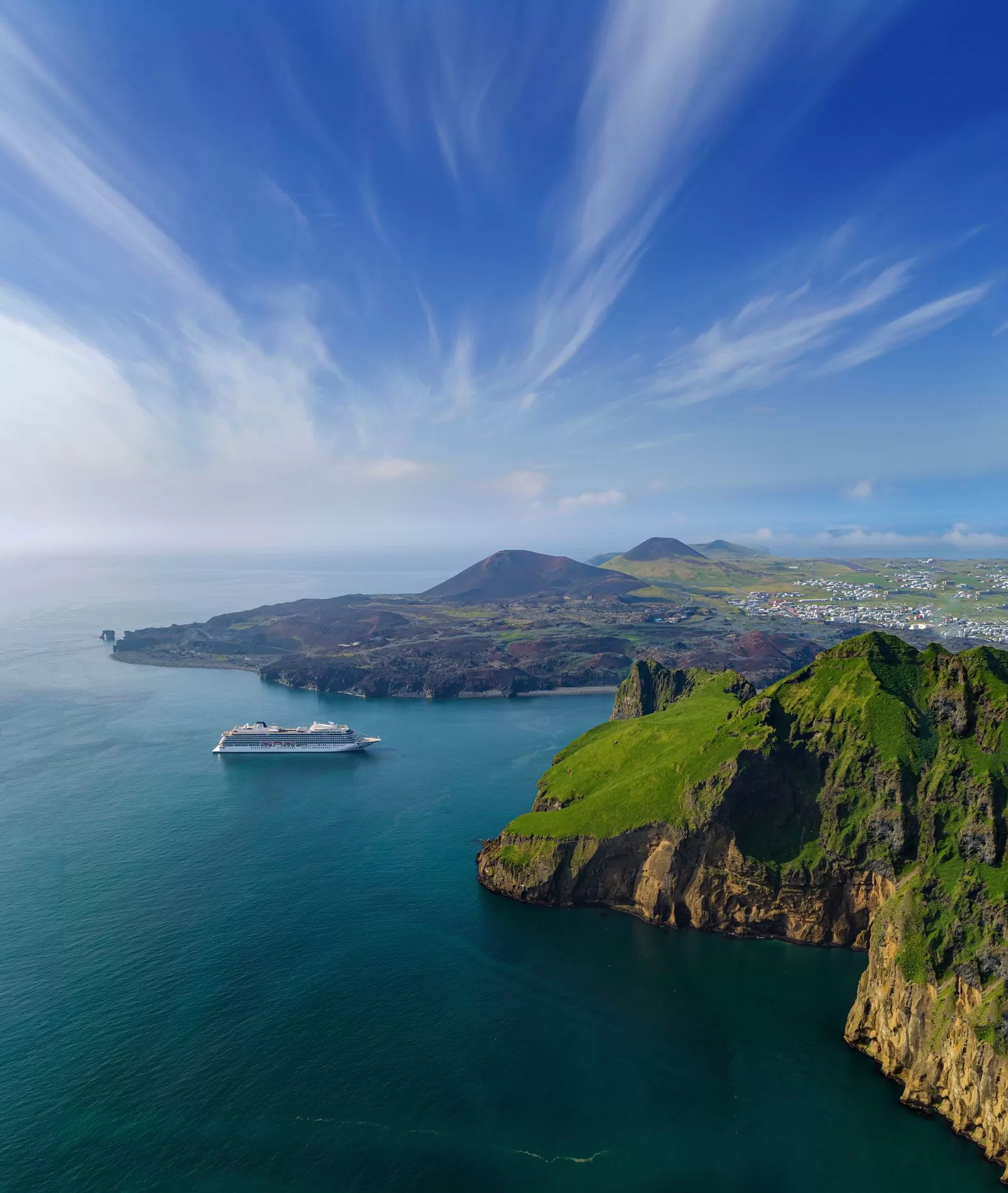 الصورة قد تحتوي على طبيعة مناظر البحر المياه الأرض الأرض الزراعية سفن النقل المركبات الساحل والساحل