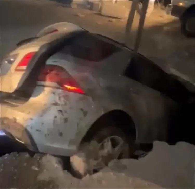حفرة مجاري تبتلع سيارة وبداخلها عائلة كاملة في صنعاء