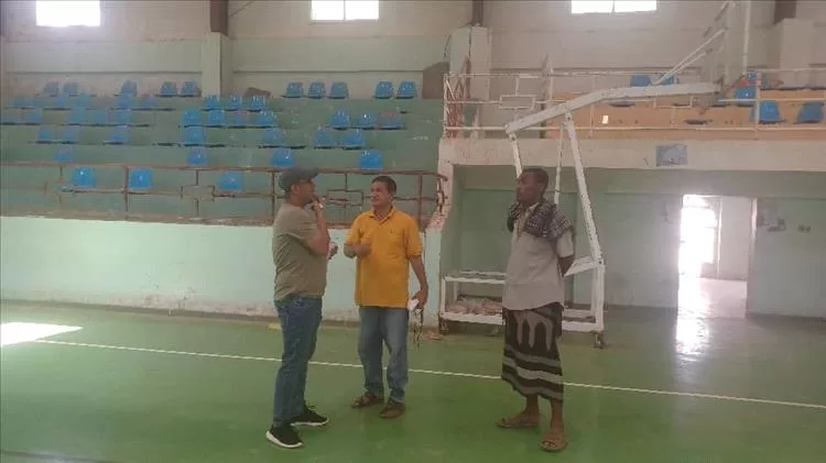 منظمة هيلب كود تناقش مع مدير مكتب الشباب والرياضة في لحج إعادة تأهيل الصالة الرياضية بالمحافظة