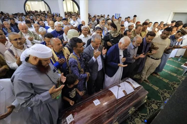 موكب جنائزي مهيب للحاج الشيباني ومواراة جثمانه الثرى في مسقط رأسه بتعز