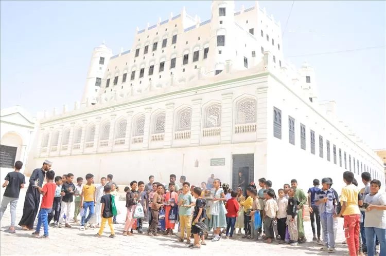 أطفال مدينة سيئون يستقبلون العام الهجري الجديد 1447هـ