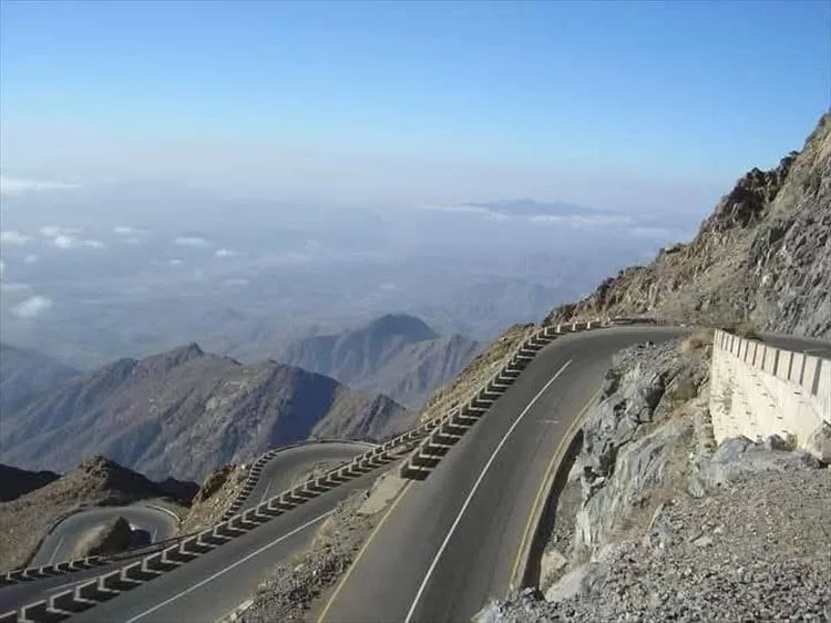 أغلاق عقبة ثرة أسهم في معاناة أبناء مكيراس.. وأثر في حياتهم المعيشية