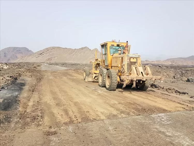 أعمال صيانة الطريق الدولي تتواصل في منطقة العرقوب بمحافظة أبين بدعم من العميد ناصر عبدربه