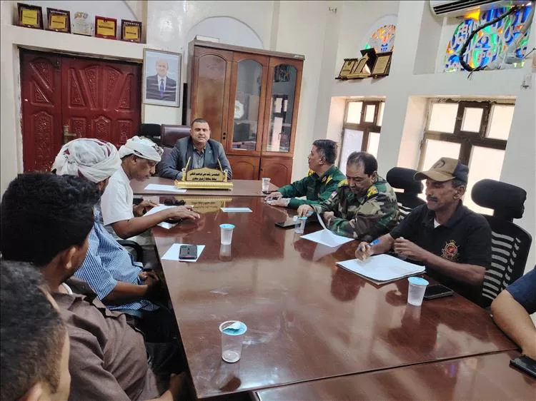 الجريبي يترأس اجتماعًا بتجار المواد الغذائية في سقطرى ويشدد على الالتزام بالتسعيرة الرسمية بالريال اليمني