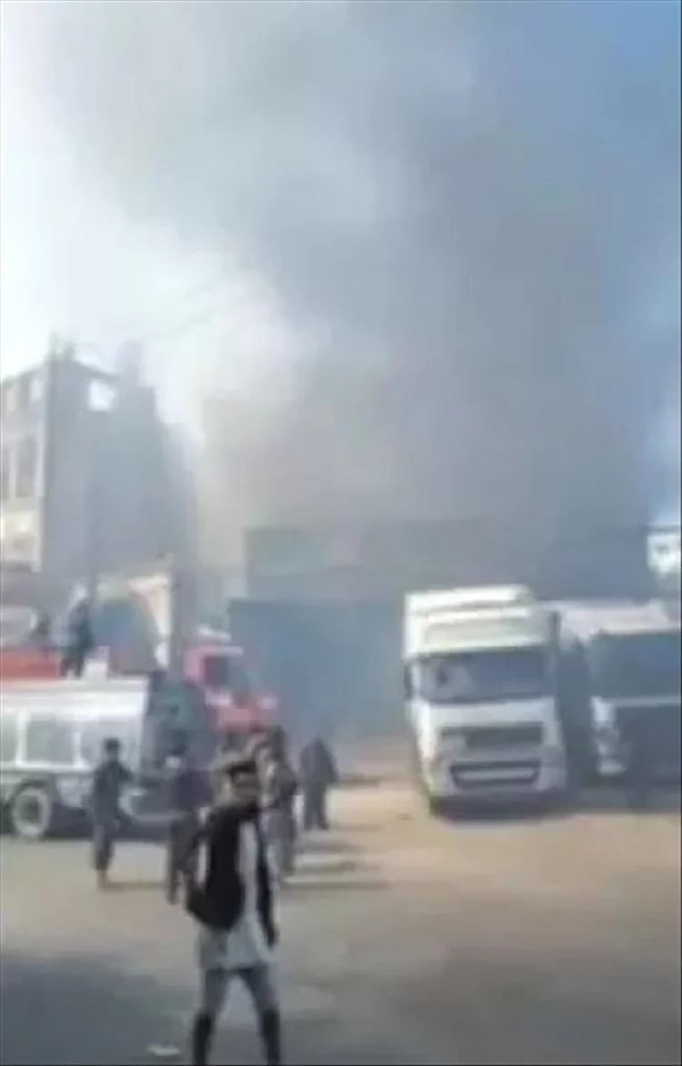 حريق هائل يلتهم أجزاء من مصنع إسفنج في صنعاء