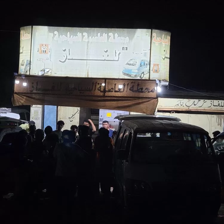 استمرار معاناة المواطنين في عدن للحصول على الغاز المنزلي وسط ازدحام متواصل