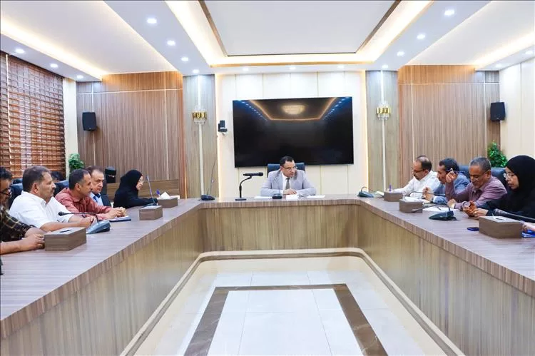 الوزير السقطري يرأس اجتماعًا لموظفي ديوان وزارة الزراعة والري والثروة السمكية