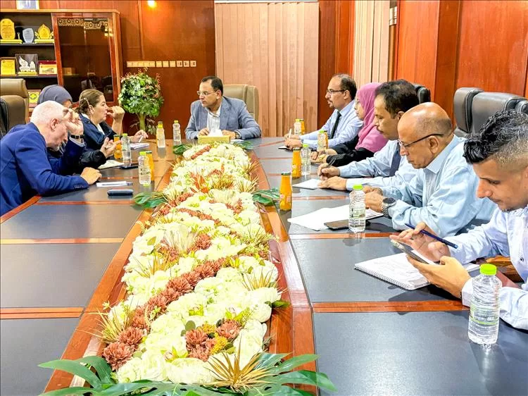 الوزير السقطري يستعرض مع فريق الأمم المتحدة مشروعي إعادة تأهيل الميناء السمكي وتنمية المصائد