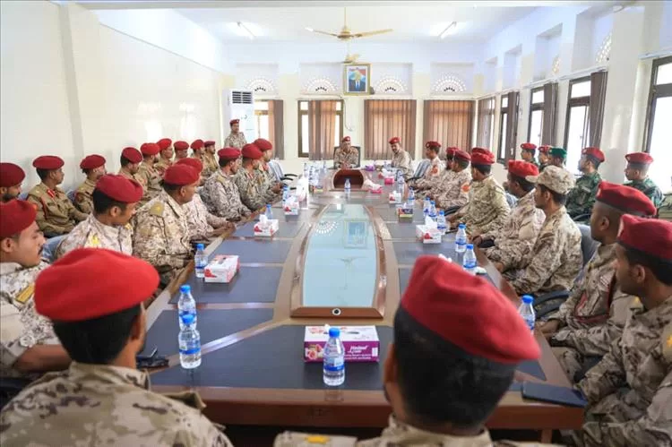 قائد المنطقة العسكرية الثانية يلتقي بخريجي الكلية الحربية من منتسبي المنطقة