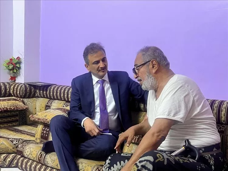 محافظ عدن يزور الفنان قاسم عمر ويطمئن على حالته الصحية ويوجّه بتكفّل السلطة المحلية بعلاجه