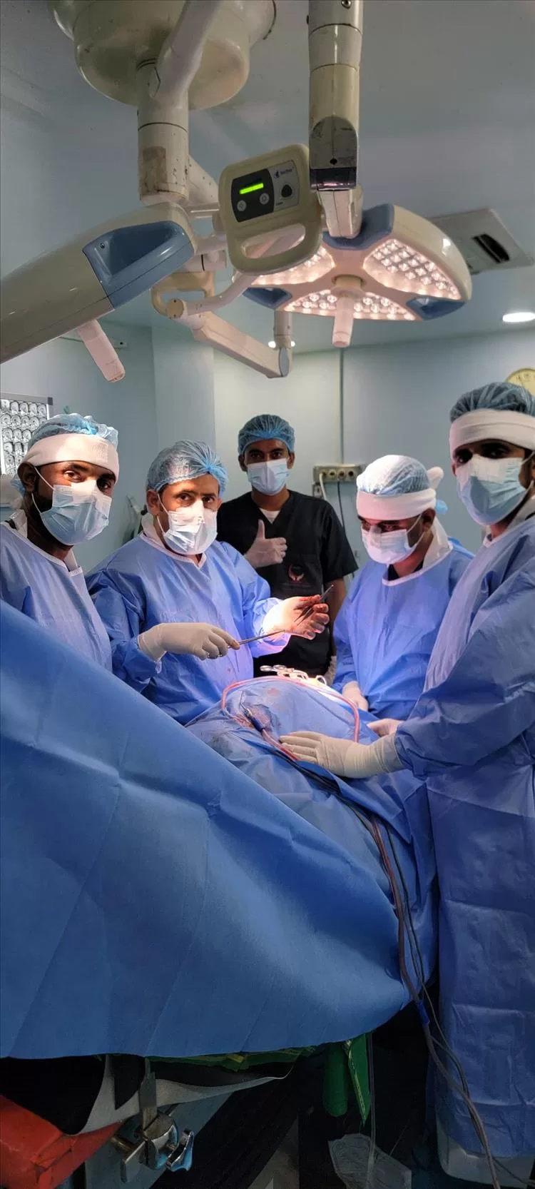 عدن تحقق نقلة نوعية في جراحة العمود الفقري.. نجاح 24 عملية دقيقة خلال شهر مايو الفائت