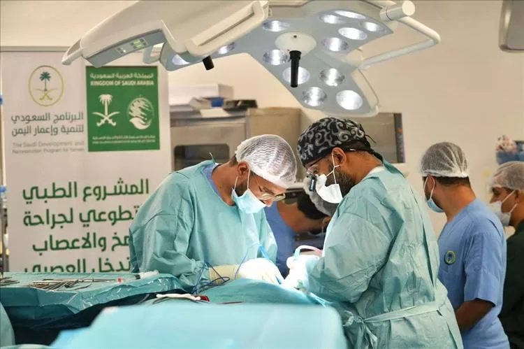 مركز الملك سلمان للإغاثة ينفذ المشروع الطبي التطوعي لجراحة المخ والأعصاب في عدن