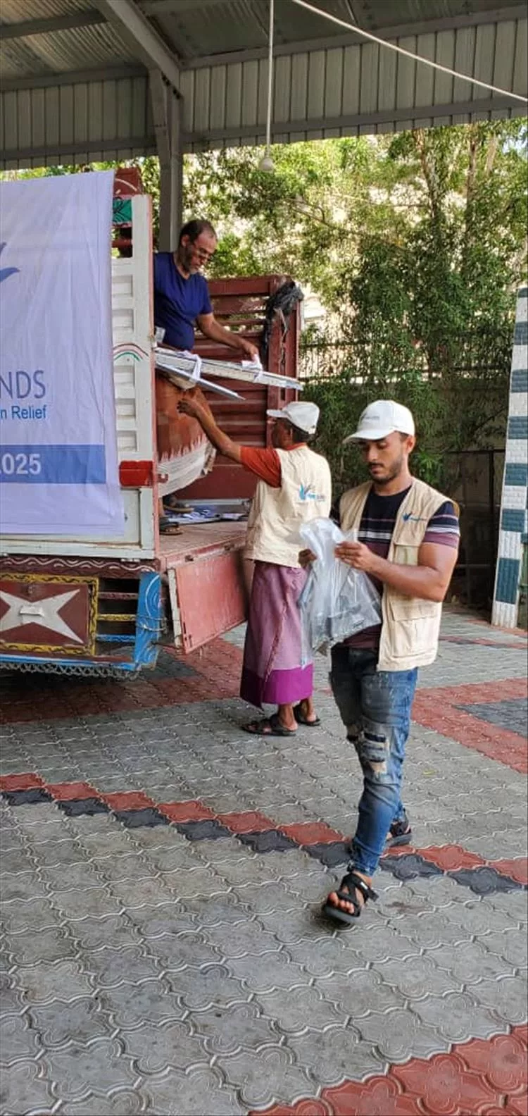 مكتب الصحة بالتواهي يعزز خدماته بأثاث مكتبي جديد للمرافق الصحية