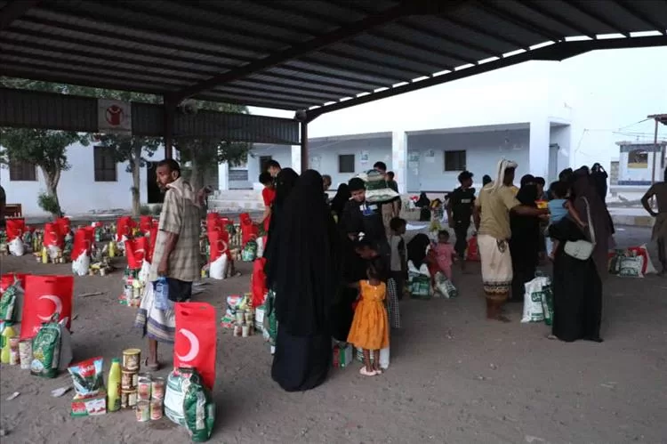 بدعم تركي.. توزيع 200 سلة غذائية لأسر الأطفال المصابين بسوء التغذية في لحج