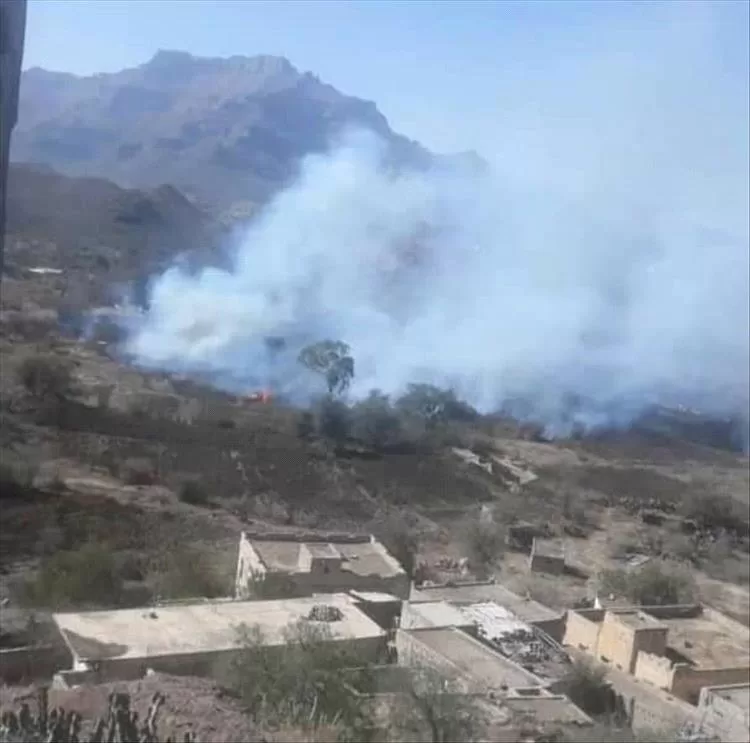 مليشيات الحوثي تُشن حملة إحراق لمزارع المواطنين في مريس بعد افتتاح الطريق