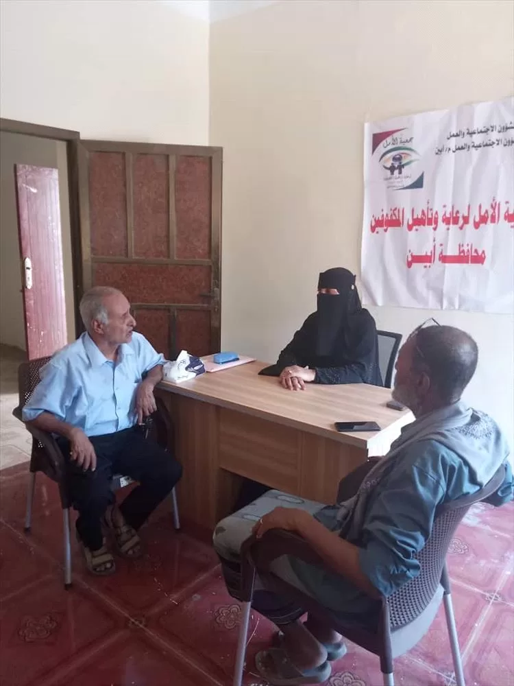 الدكتور  الجراح  الخضر مسعود يزور جمعية الأمل للمكفوفين بأبين ويقترح  غرفة علاج مجانية