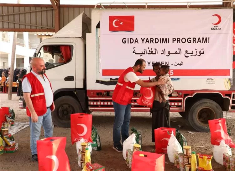 الهلال التركي يوزع سلل غذائية على الأطفال في محافظة لحج