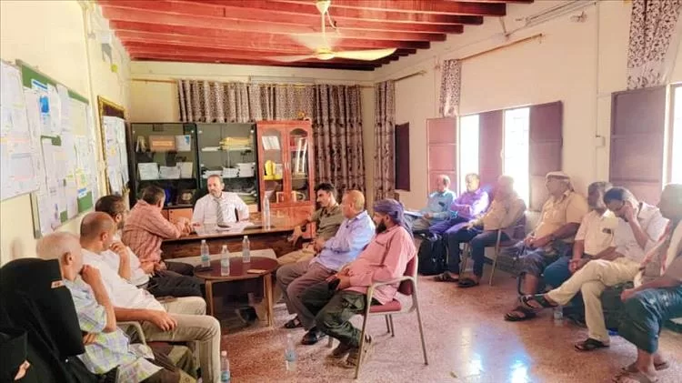 مدير عام الصحة بأبين يعقد لقاءً موسعاً مع مدراء الدوائر والأقسام وموظفي القطاع الصحي