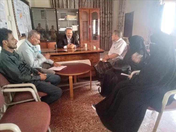 مدير صحة أبين يلتقي بفريق المستودعات الطبية ويوجه بحل تحديات التخزين والنقل