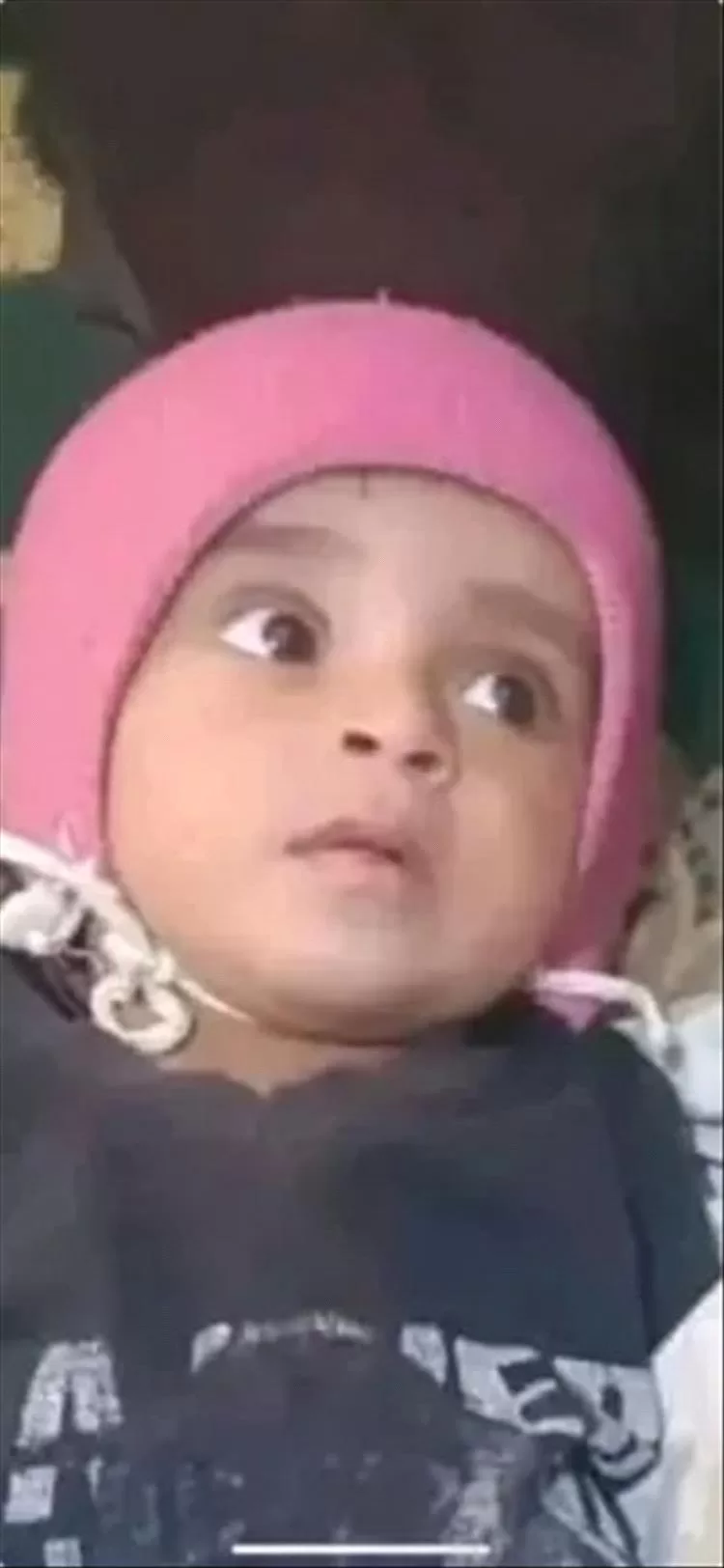 شخص ملثم يترك طفلًا أمام عمارة بصنعاء ويهرب.. صورة تُثير الجدل