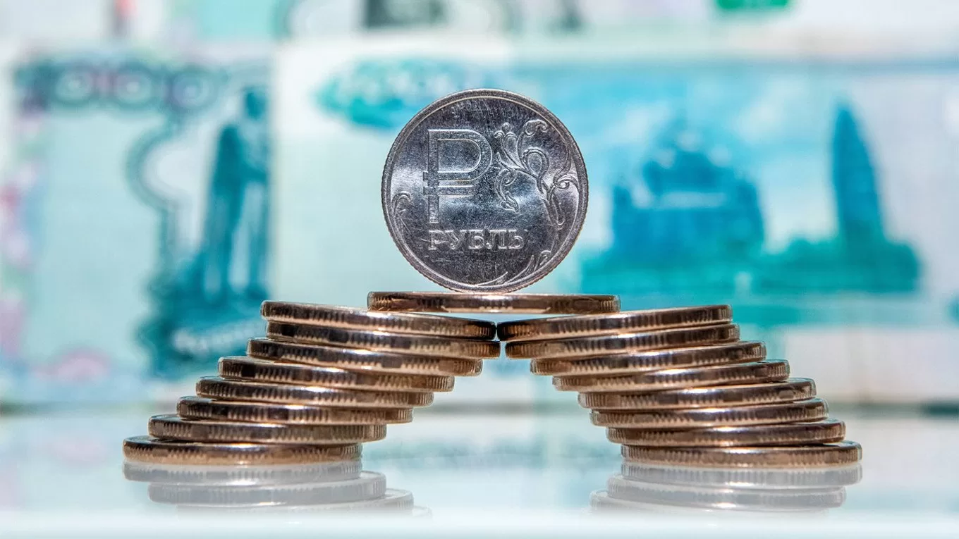 الروبل الروسي يتصدر قائمة العملات الأكثر قوة كوسيلة دفع، متفوقاً