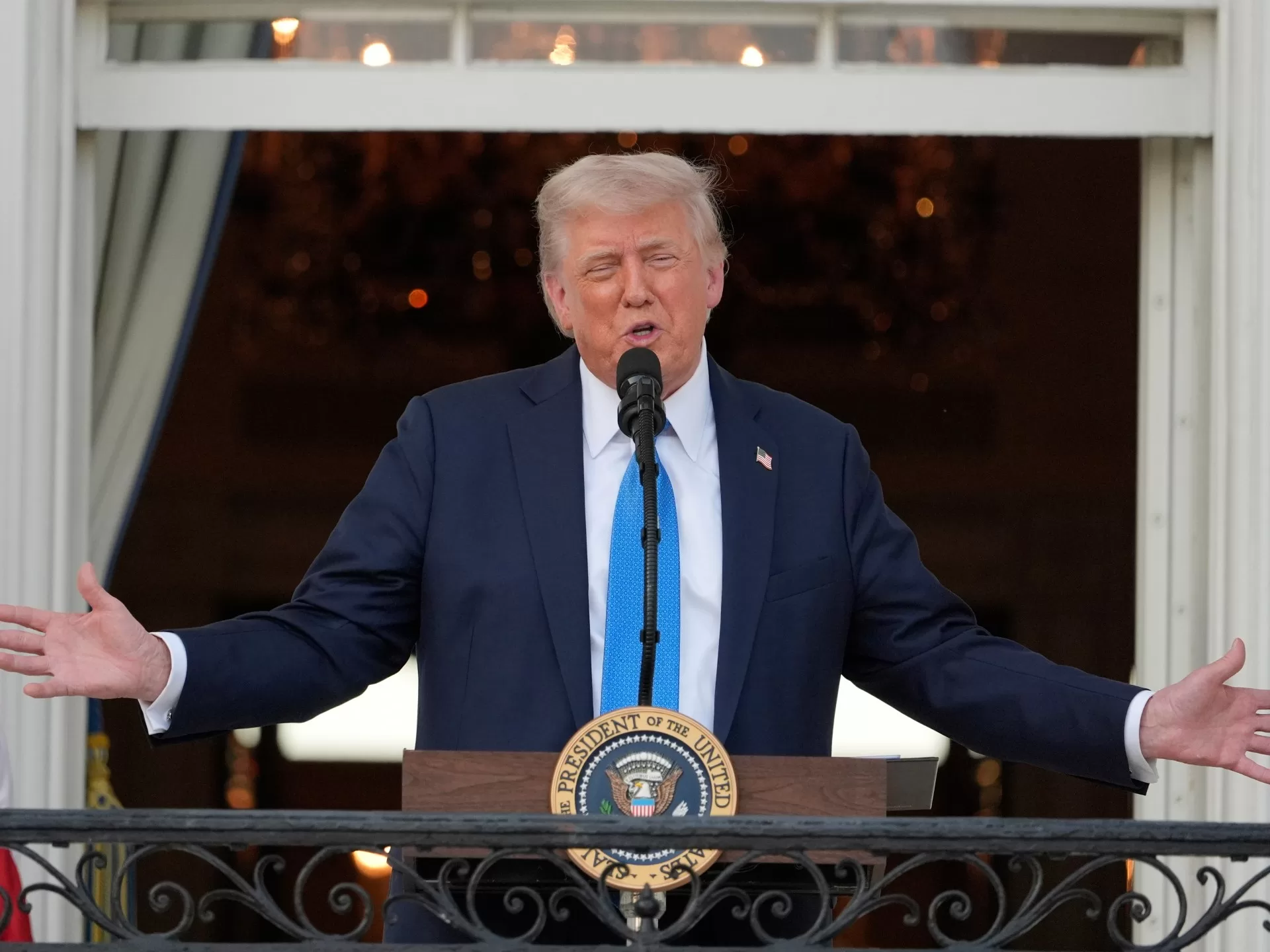 القيود الأميركية على دخول مواطني 12 دولة تبدأ اعتبارًا من الغد