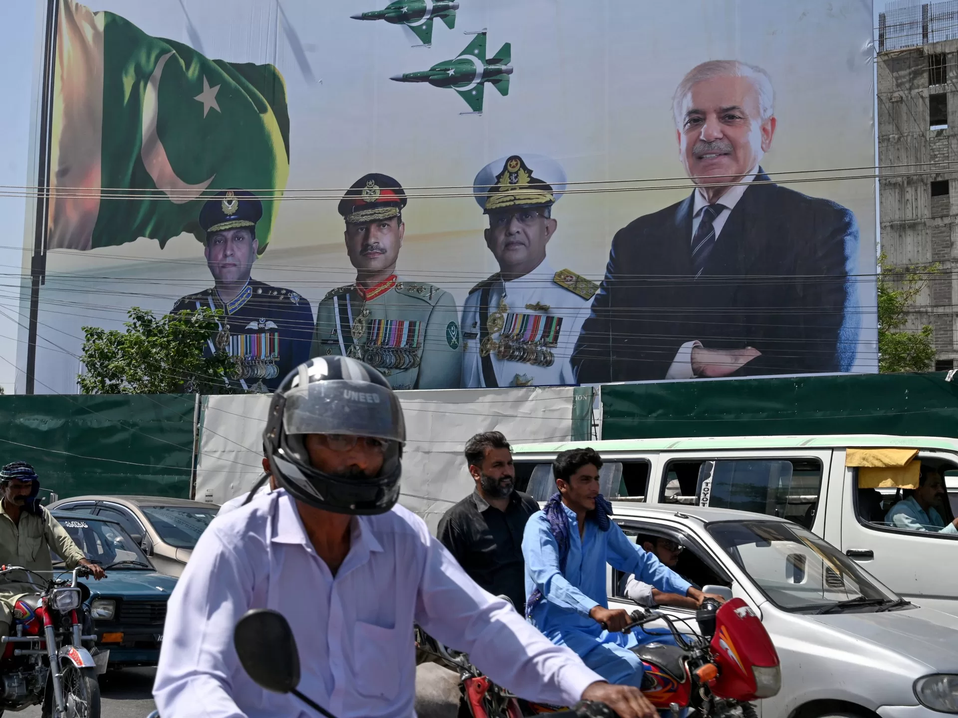 باكستان: التوازن المعقد بين القوات المسلحة والسلطة التنفيذية المدنية
