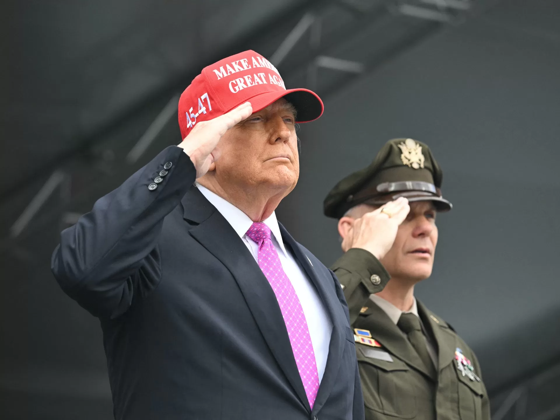 ترامب يصف حاكم كاليفورنيا بغير الكفء ويلوح بنشر الجيش