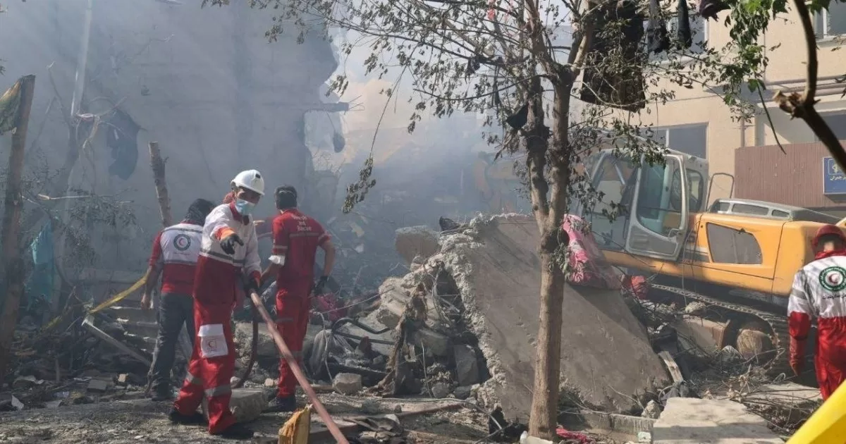 تزايد القلق في الأسواق الإيرانية عقب الهجمات الإسرائيلية، وانخفاض حاد في قيمة التومان مع مخاوف من تصعيد مستمر.