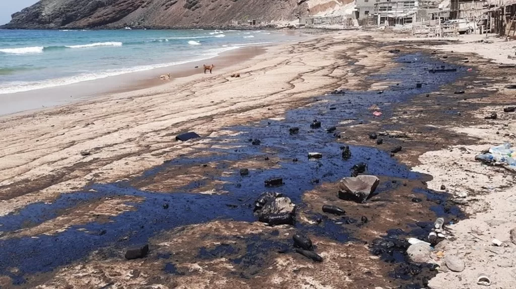 تسربات النفط في مياه عدن اليمنية أزمة صامتة تواجه الحكومة