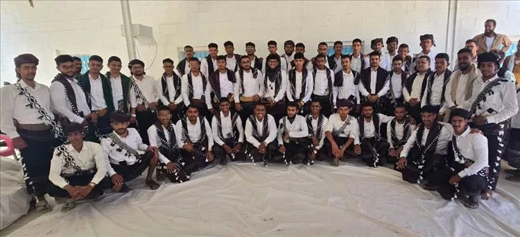 عرسان الزواج الجماعي بمدينة الروضة بشبوة يكرّمون اللجنة المنظمة والداعمين عرفانًا بعطائهم الإنساني والخيري