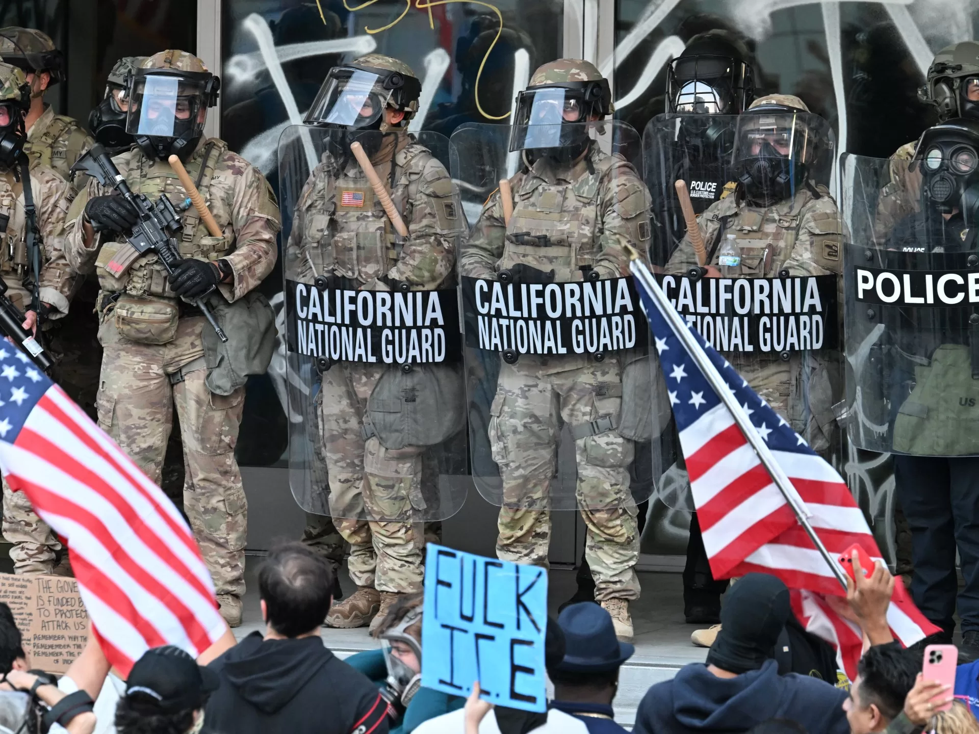 تمرد كاليفورنيا يعيد النقاش بشأن حدود السلطة بين الحكومة الفدرالية والولايات