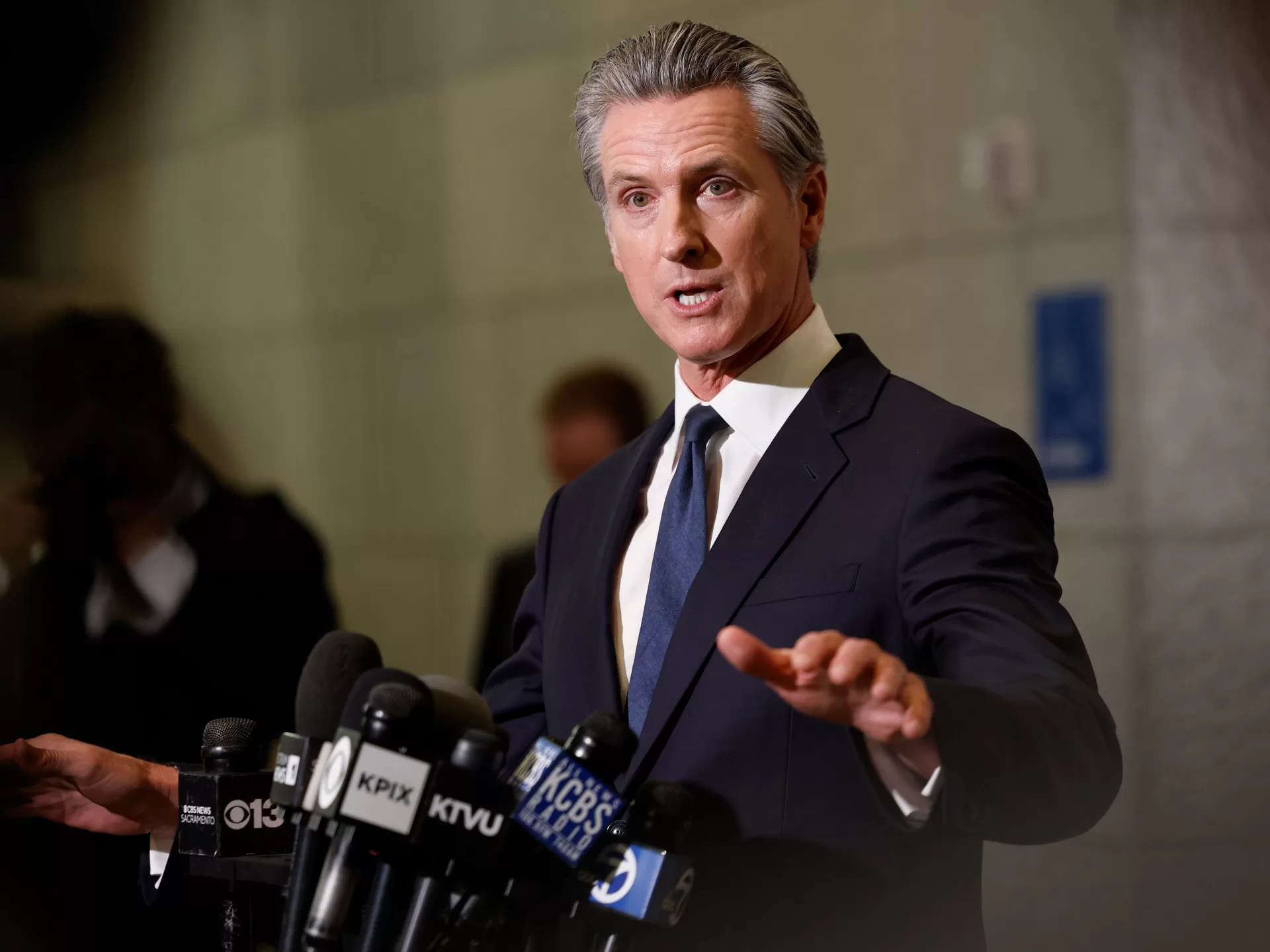 حاكم كاليفورنيا يرفع دعوى قضائية ضد شبكة “فوكس نيوز” مدعاًا بتعويض قدره 787 مليون دولار