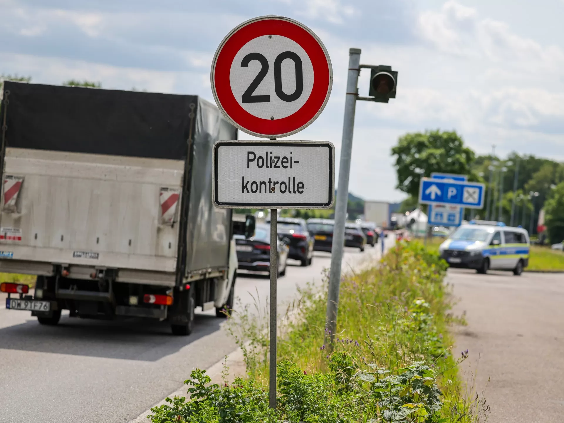 سكان حدود هولندا يفتشون السيارات بحثا عن مهاجرين والحكومة تحذّر